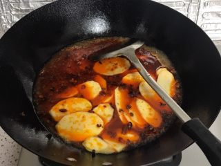 5、厨痴版——麻辣馋嘴蛙,下入土豆，大概两分钟，根据土豆的品种，煮熟就可以