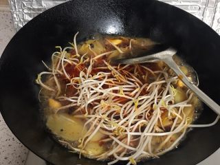 6、厨痴版——麻辣馋嘴蛙,加入豆芽，煮熟后，把菜捞出来摆到碗里，打底备用。（这里打底的菜可以根据个人口味准备，喜欢吃什么配菜，准备什么，没有固定讲究）