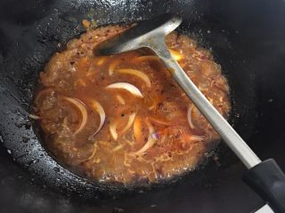 7、厨痴版——麻辣馋嘴蛙,捞出打底菜后，加入洋葱，烧至入味
