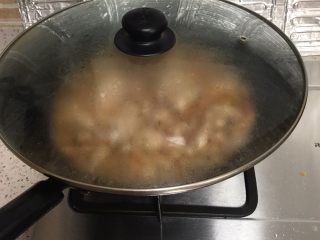 9、厨痴版——麻辣馋嘴蛙,盖上锅盖，中小火煮熟，大概15分钟左右