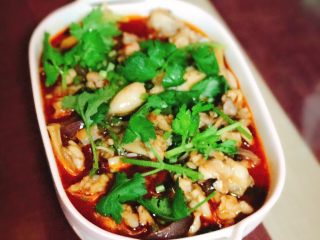 12、厨痴版——麻辣馋嘴蛙,起盘，撒上香菜根，香菜叶，点缀，增色（因为本人不喜欢吃葱，所以用香菜根代替☺️）