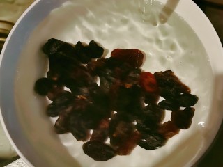 4、红豆汤圆,葡萄干反复清洗干净备用