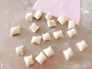 9、红豆汤圆,切成小剂子 每个约3克