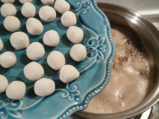 15、红豆汤圆,放入小汤圆