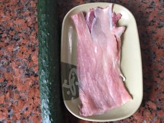 1、板筋炒青瓜,准备材料