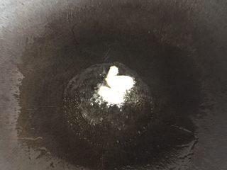 4、板筋炒青瓜,热锅放油，放入蒜头煸香