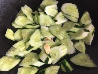 5、板筋炒青瓜,倒入青瓜炒两下，放入盐5g盐