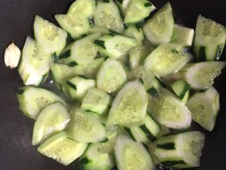 6、板筋炒青瓜,加入清水煮1分钟，上碟