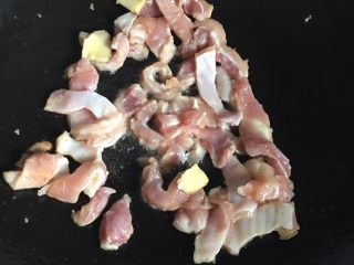 7、板筋炒青瓜,再次热锅放油，放入板筋