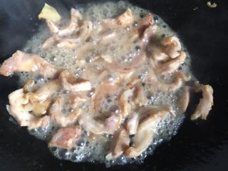 8、板筋炒青瓜,煎至两面金黄，加入清水煮1分钟至收汁