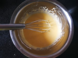 6、原味戚风蛋糕,以Z字形状搅拌均匀至顺滑待用,不要划圈。