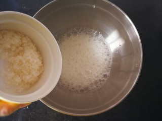 8、原味戚风蛋糕,电动打蛋器开低速打发至大鱼眼泡时,加入白糖2的1/3份量,也就是15克,继续中低速打发,白糖2需要分3次加入~