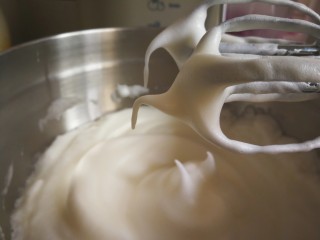 11、原味戚风蛋糕,很多人刚入烘焙时不明白蛋清究竟要打到什么程度才可以,这里特别说明:如图为湿性发泡状态,停止打蛋器提起看,晃动打蛋器,蛋清很有弹性,不易掉落,呈大弯钩低头状态即为湿性发泡。做戚风,这种状态说明蛋清还没有打发到位,需要继续打发~