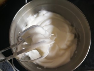 12、原味戚风蛋糕,继续打发,提起打蛋器,蛋清呈倒立短小直挺的三角形,此时即为硬性发泡,马上停止打发~千万不要打发过头,否则很容易造成成品开裂噢~(上下两图打发性状对比非常明显!)关于戚风凹顶、开裂、缩腰等问题,结合网络知识我总结在下面的小贴士里,希望对大家有所帮助。