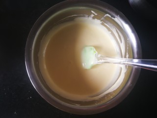 13、原味戚风蛋糕,将搅拌好的蛋白蛋黄糊全部倒入剩下装有蛋白霜的盆子里,和上述同样的方法继续翻拌均匀。