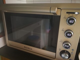 14、原味戚风蛋糕,烤箱设定温度,上下管160℃,中层,40分钟,启动烤箱。也可以放在下面倒数第二层防止蛋糕长高沾在发热管上,我家烤箱是自动预热,预热完成后会有滴声提示,烤箱温度大家根据自家烤箱温度自行调整。