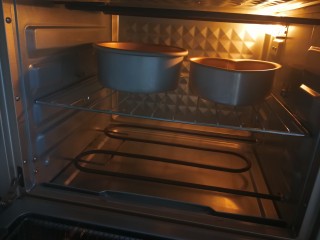 15、原味戚风蛋糕,拌匀的蛋糕糊从较高处倒入模具中,倒完后轻轻左右晃动模具,再将模具从高处摔下两三次,震出气泡,这样成品气泡会比较少噢。将模具送入预热好的烤箱开始烘烤。把握不好的,可以在模具外面包上锡纸,这样温度受热更稳定。