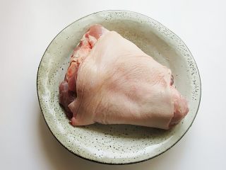 3、卤蹄髈,先将蹄髈镊去杂毛,刮洗干净。