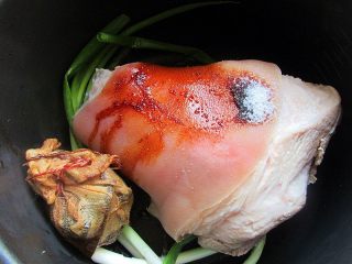 8、卤蹄髈,加入生抽和老抽各2勺,放入大料包