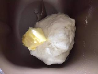 2、自制麦辣鸡腿汉堡,第一个揉面程序结束后加入软化的黄油，继续揉面程序13分钟