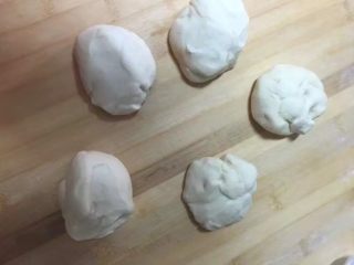 6、自制麦辣鸡腿汉堡,大面团分成5个小剂子，一共做了五个汉堡