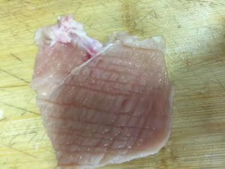 18、自制麦辣鸡腿汉堡,为了更入味，在每一片上划成菱形花纹