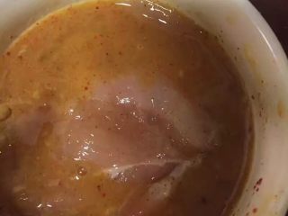 19、自制麦辣鸡腿汉堡,放入鸡蛋液中挂糊