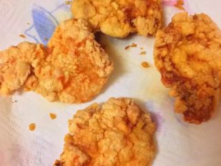 22、自制麦辣鸡腿汉堡,捞起放在厨房纸上控油