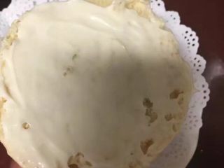 23、自制麦辣鸡腿汉堡,一个面包从中间切开，分别抹一层沙拉酱