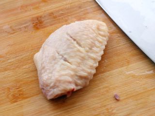 2、可乐鸡翅,翅中洗干净，用刀在正反两面各划两道，这样更容易入味。