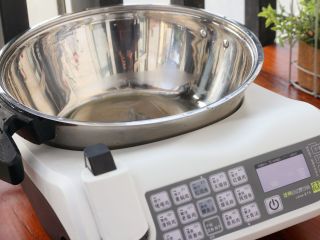 3、可乐鸡翅,炒锅烧热倒入食用油。