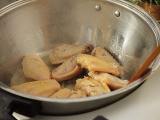 5、可乐鸡翅,煎至两面金黄。