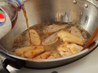 6、可乐鸡翅,倒入三分之二的可乐，没过鸡翅即可。