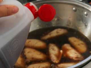 7、可乐鸡翅,倒入适量的料酒。