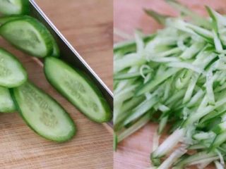 2、就算今天41度，我也要再吃一碗！,黄瓜洗干净外皮，切薄片，越薄吃起来口感越有层次
