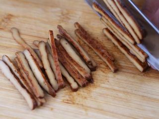 4、就算今天41度，我也要再吃一碗！,茶干沿着一边切成长条