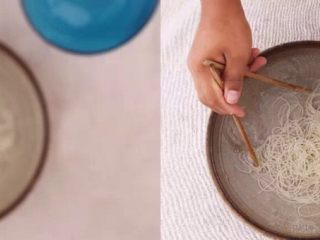 6、就算今天41度，我也要再吃一碗！,面条放入提前凉置冰水中，面条过凉水后捞出沥水，再用风扇快速吹凉，拌入少量红油辣椒，把面散开