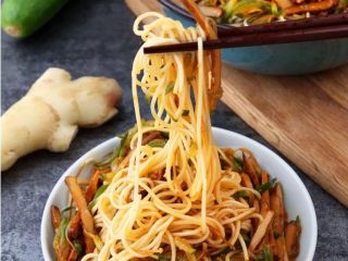 12、就算今天41度，我也要再吃一碗！,大厨和打杂的差距之一，用心，多练手，多加自己的创意，还有重要的食材和好调料......娃哈哈