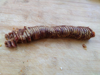 1、腊肠煲仔饭,同时把提前洗净蒸熟的腊肠切薄片。