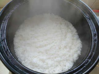 2、腊肠煲仔饭,砂锅水快干、表面布满孔洞时。