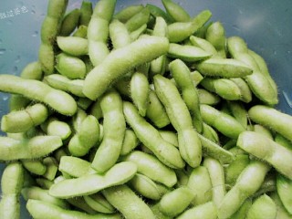 4、水煮毛豆,毛豆减去头和尾,为了更入味