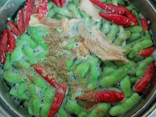 9、水煮毛豆,把调味料放入锅里,开盖煮八分钟