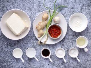 1、鱼香豆腐,准备好所需食材和调味。