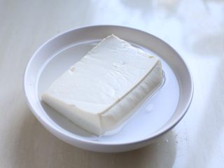 2、鱼香豆腐,先将豆腐放在盐水中浸泡二十分钟,这样可以去豆腥味,豆腐不容易碎,还能让豆腐内部带有淡淡的咸味。
