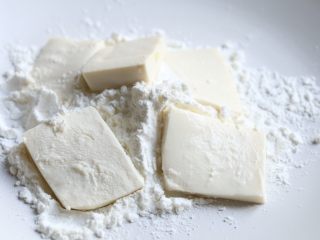 5、鱼香豆腐,豆腐表面水分用厨房纸拭干,然后均匀裹上一层淀粉。