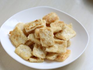 7、鱼香豆腐,煎好的豆腐盛出备用。