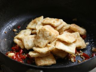 11、鱼香豆腐,放入煎好的豆腐块翻匀。