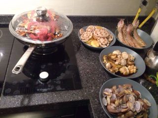 1、给男朋友的麻辣海鲜,把所有食材过水,土豆和藕片就一点,半熟即可!膏蟹蒸熟!