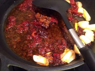 2、给男朋友的麻辣海鲜,热锅,加入郫县豆瓣,火锅底料少许(要四川麻辣味的,注意多了会咸还会有很大火锅味,小勺两勺就差不多),蚝油,海鲜酱油,糖,五香粉,干辣椒,大蒜葱,姜,花椒,适量,一起爆炒成酱汁!然后盛出来。