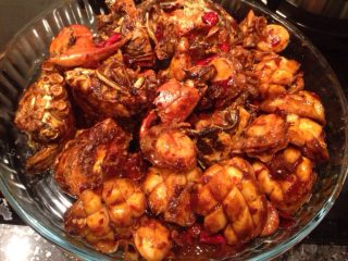 6、给男朋友的麻辣海鲜,膏蟹和鲍鱼。膏蟹是蒸过的,用刀切开。鲍鱼改刀!